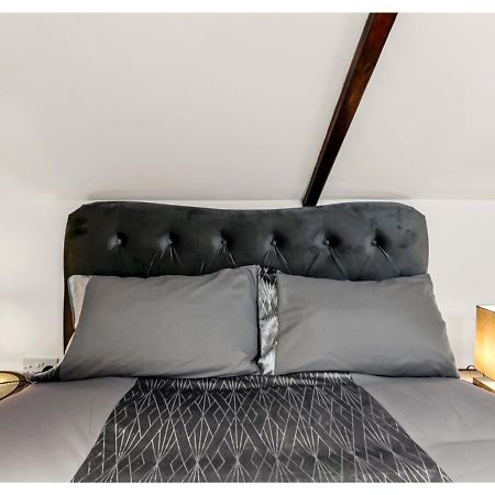 Sleek And Modern Studio With Minimalist Vibe Apartment Chelmsford Luaran gambar