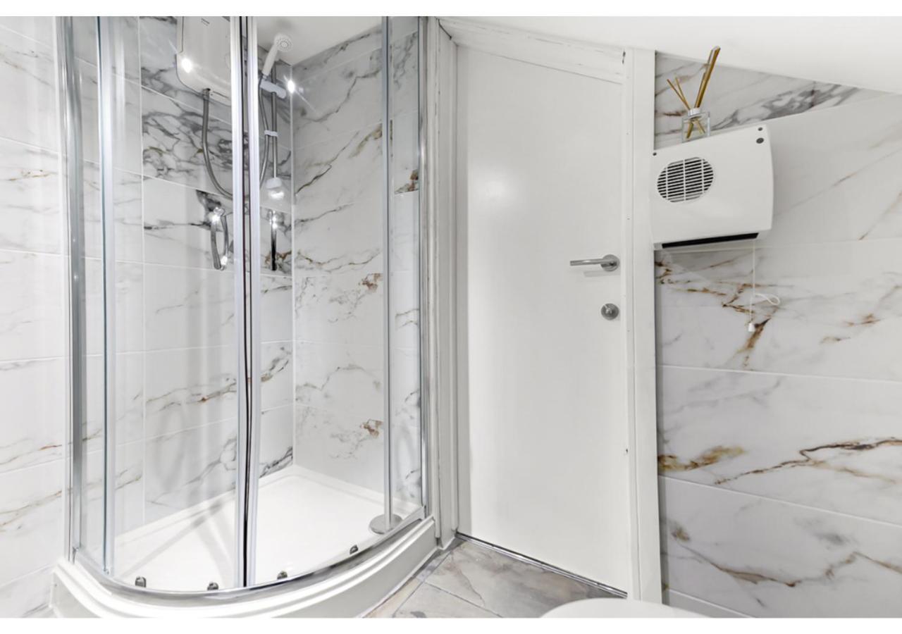 Sleek And Modern Studio With Minimalist Vibe Apartment Chelmsford Luaran gambar